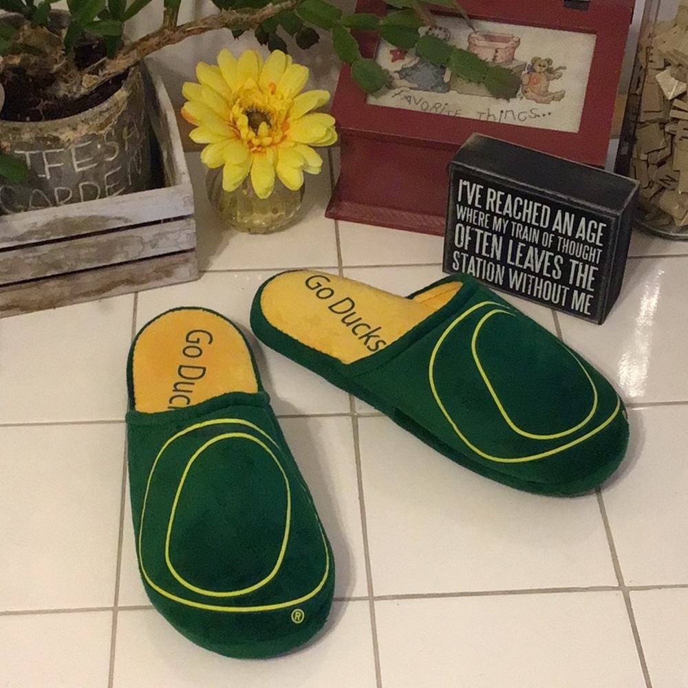 NCAA Oregon Ducks Comfy Slippers (#4)